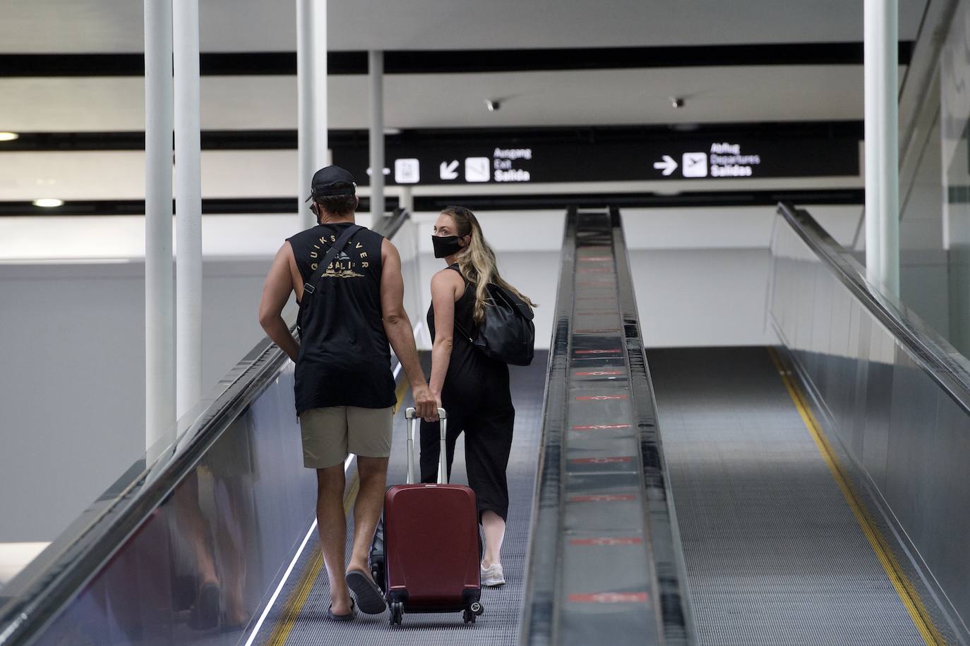 Fotos: Aterriza en el aeropuerto de Corvera el primer vuelo tras la pandemia