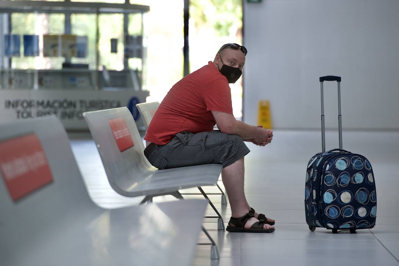 Fotos: Aterriza en el aeropuerto de Corvera el primer vuelo tras la pandemia