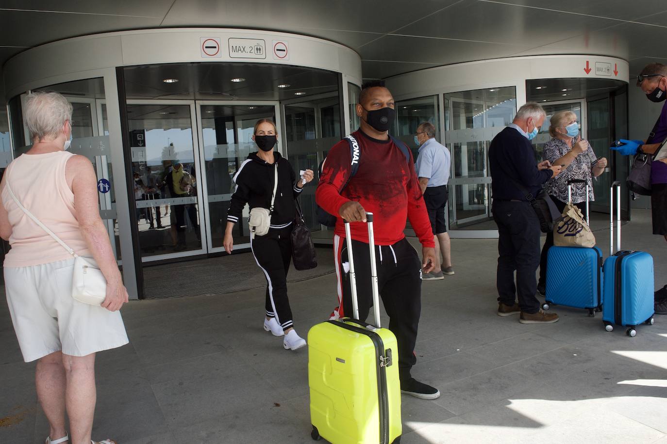 Fotos: Aterriza en el aeropuerto de Corvera el primer vuelo tras la pandemia