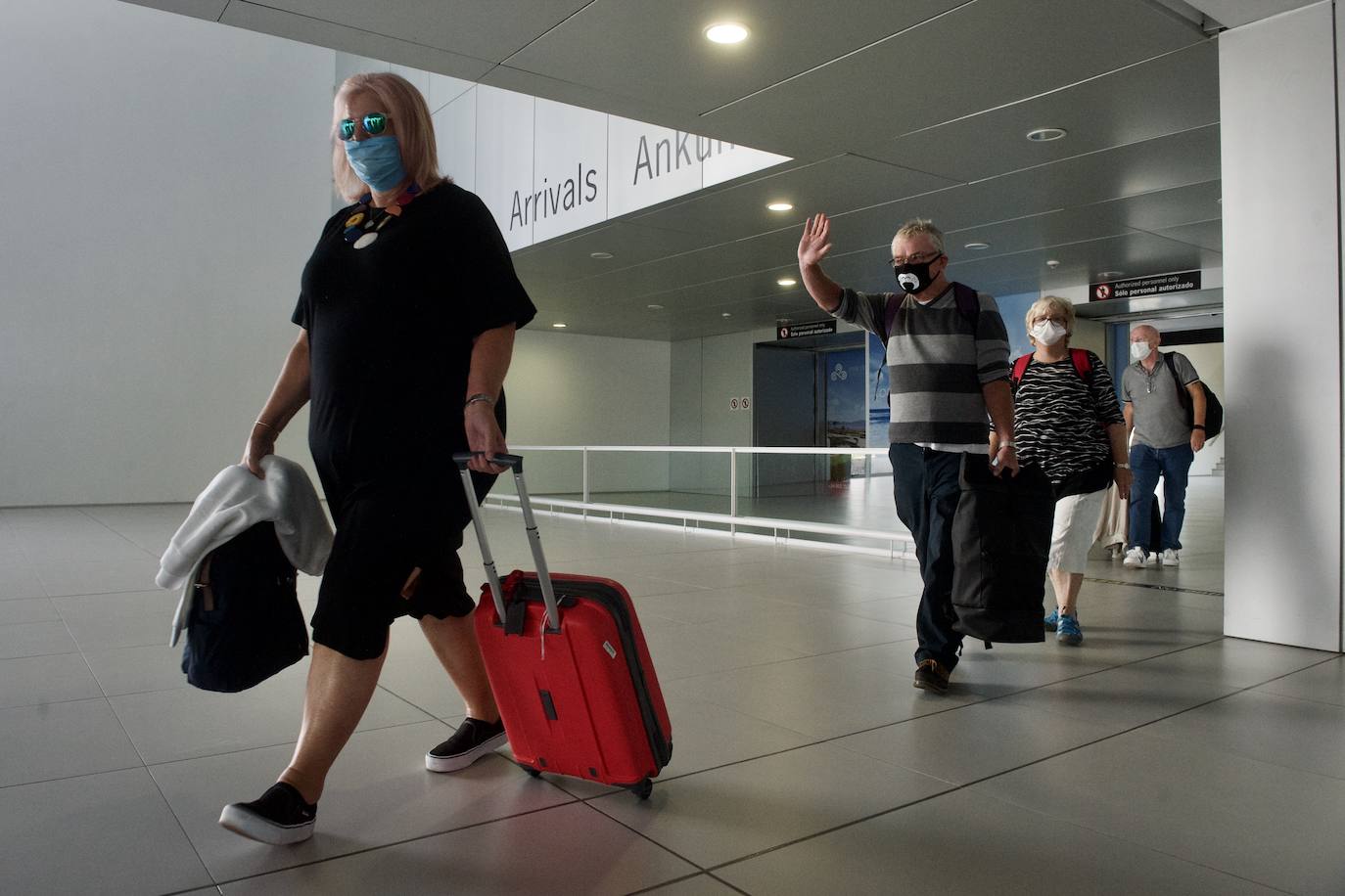 Fotos: Aterriza en el aeropuerto de Corvera el primer vuelo tras la pandemia