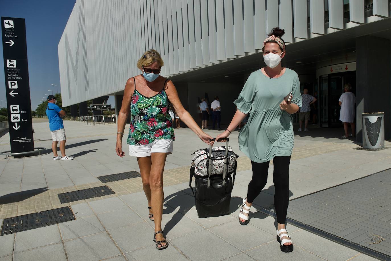 Fotos: Aterriza en el aeropuerto de Corvera el primer vuelo tras la pandemia