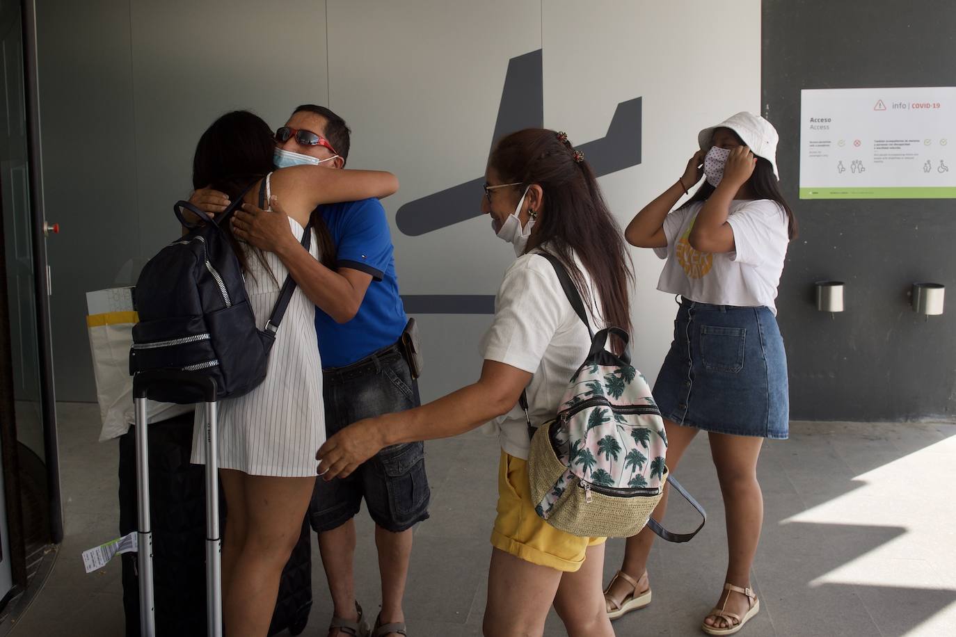 Fotos: Aterriza en el aeropuerto de Corvera el primer vuelo tras la pandemia