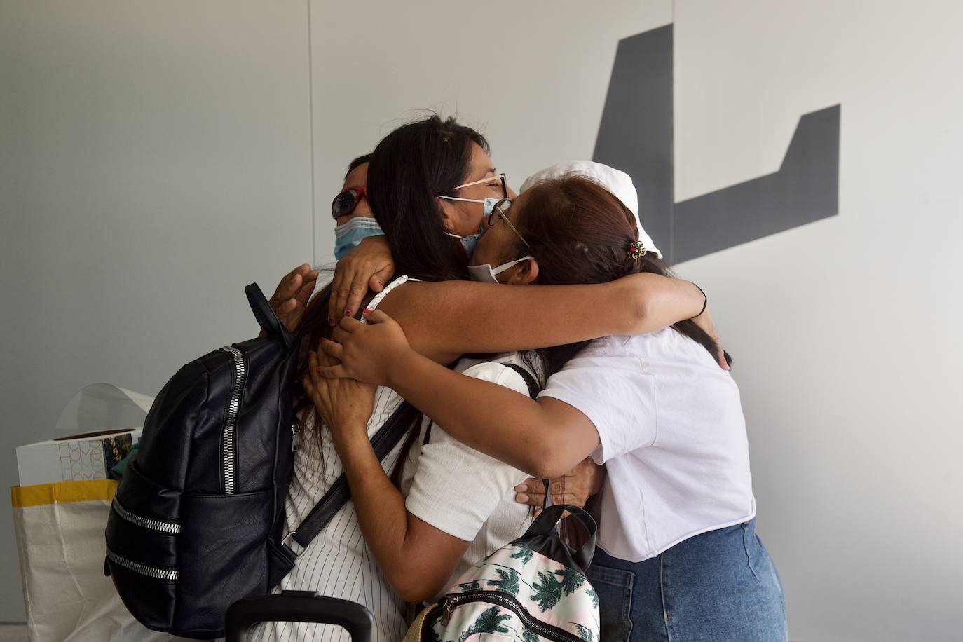 Fotos: Aterriza en el aeropuerto de Corvera el primer vuelo tras la pandemia