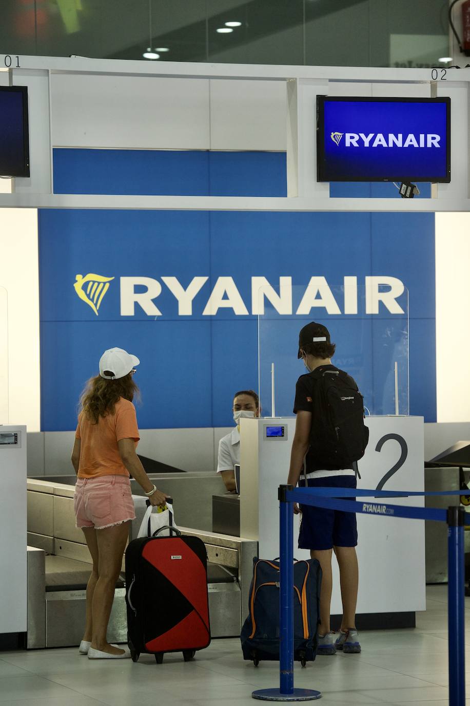 Fotos: Aterriza en el aeropuerto de Corvera el primer vuelo tras la pandemia