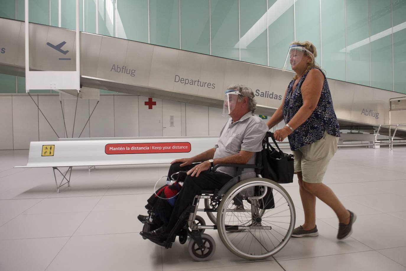 Fotos: Aterriza en el aeropuerto de Corvera el primer vuelo tras la pandemia