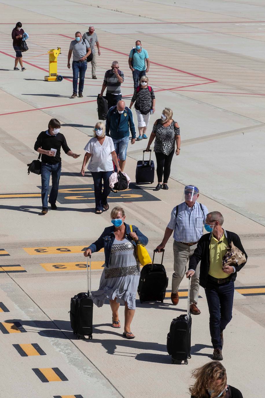 Fotos: Aterriza en el aeropuerto de Corvera el primer vuelo tras la pandemia