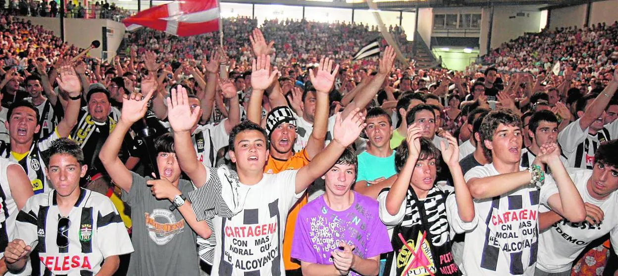 Aficionados blanquinegros siguen en una pantalla gigante instalada en el Pabellón Central el Alcoyano-Cartagena del último ascenso a Segunda del Efesé, el 24 de mayo de 2009. 