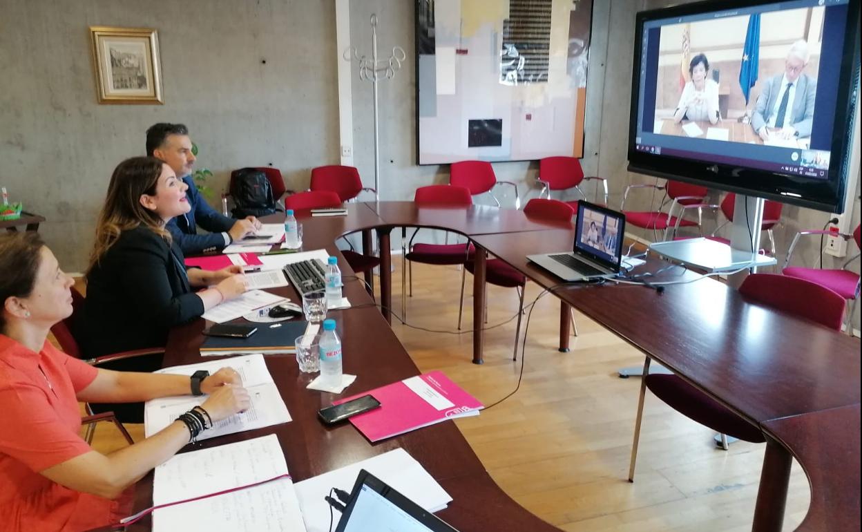 Imagen de la reunión mantenida entre Esperanza Moreno e Isabel Celaá este miércoles. 