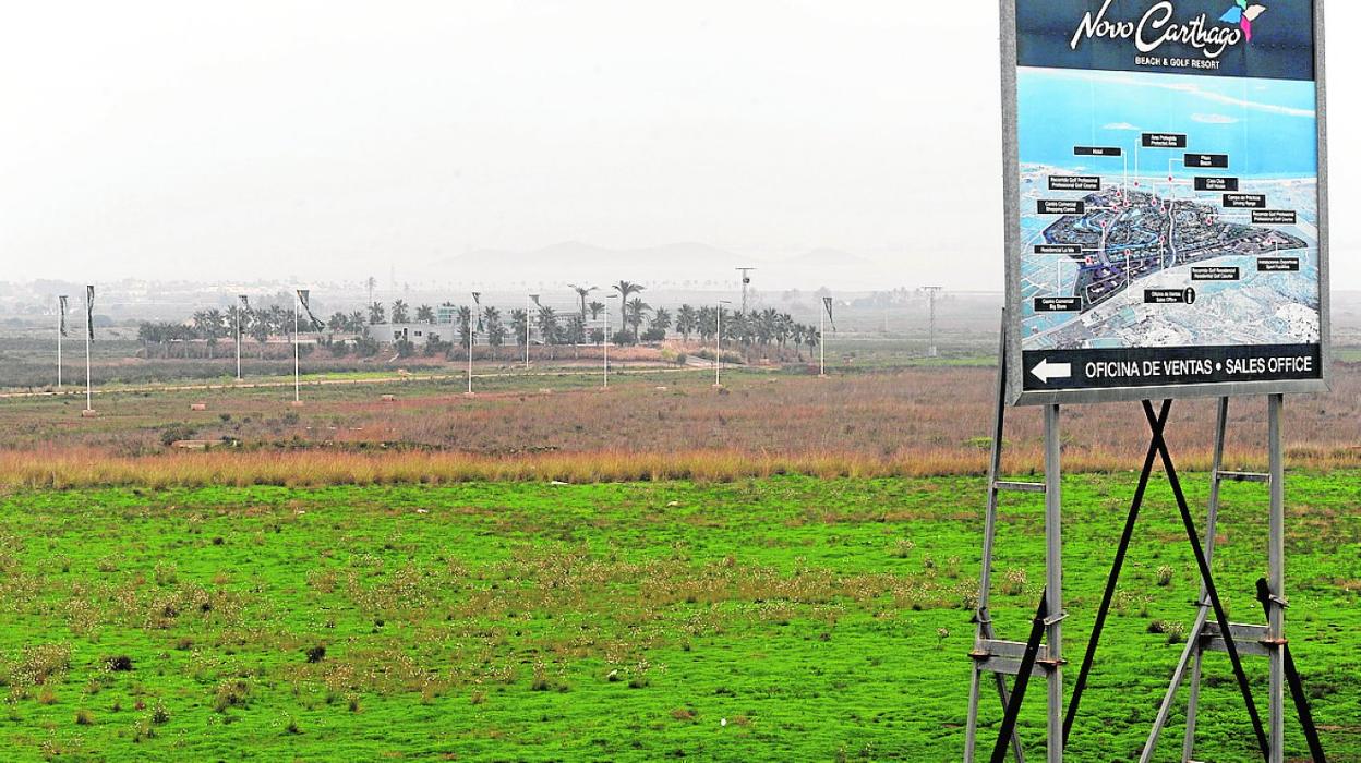 Imagen de archivo del cartel anunciador de la promoción inmobiliaria, en San Ginés de la Jara. 