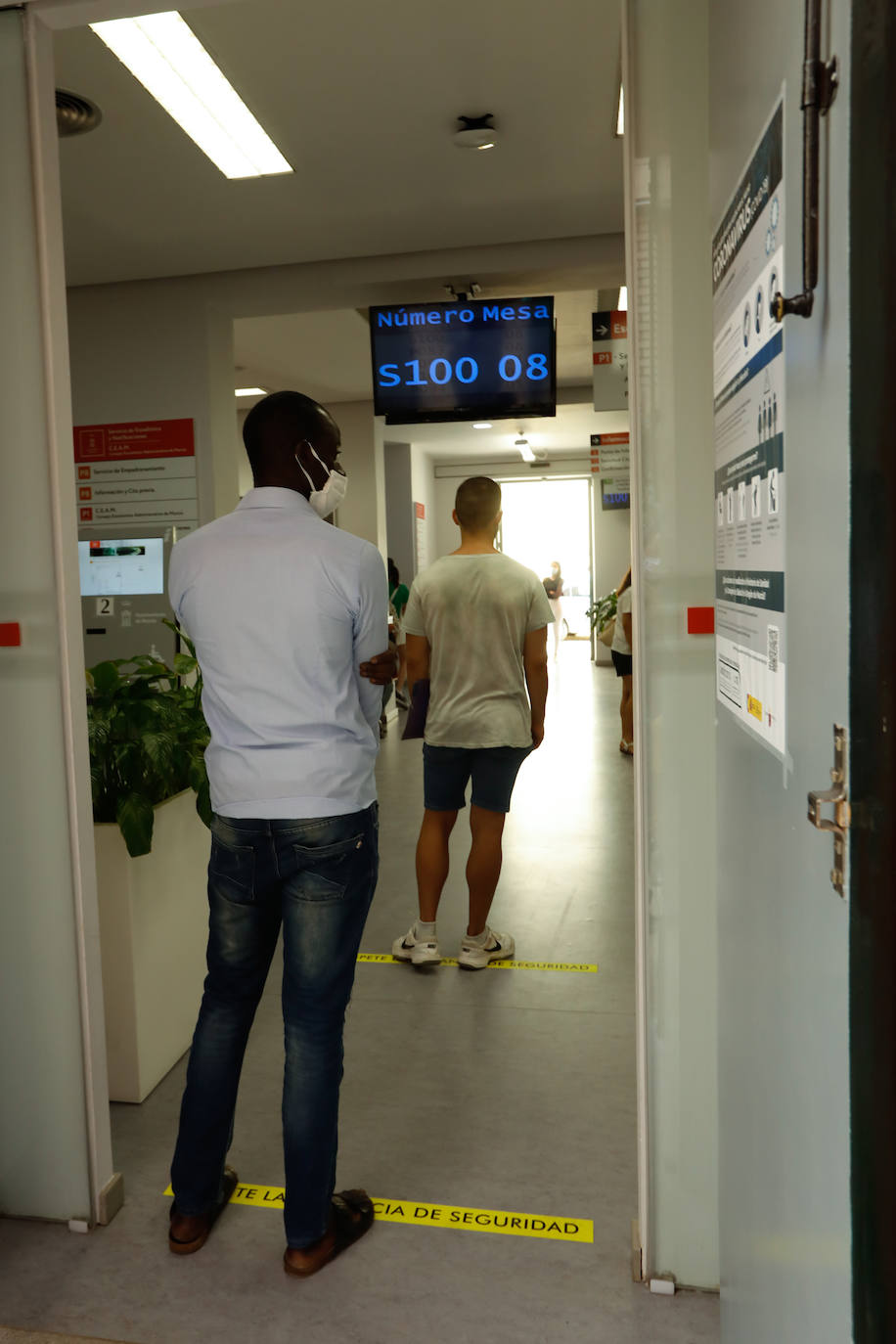 Fotos: Largas colas en Murcia en los trámites para solicitar ayudas