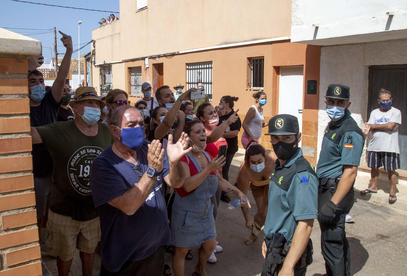 Fotos: Tensión en Los Nietos por llegar argelinos en cuarentena