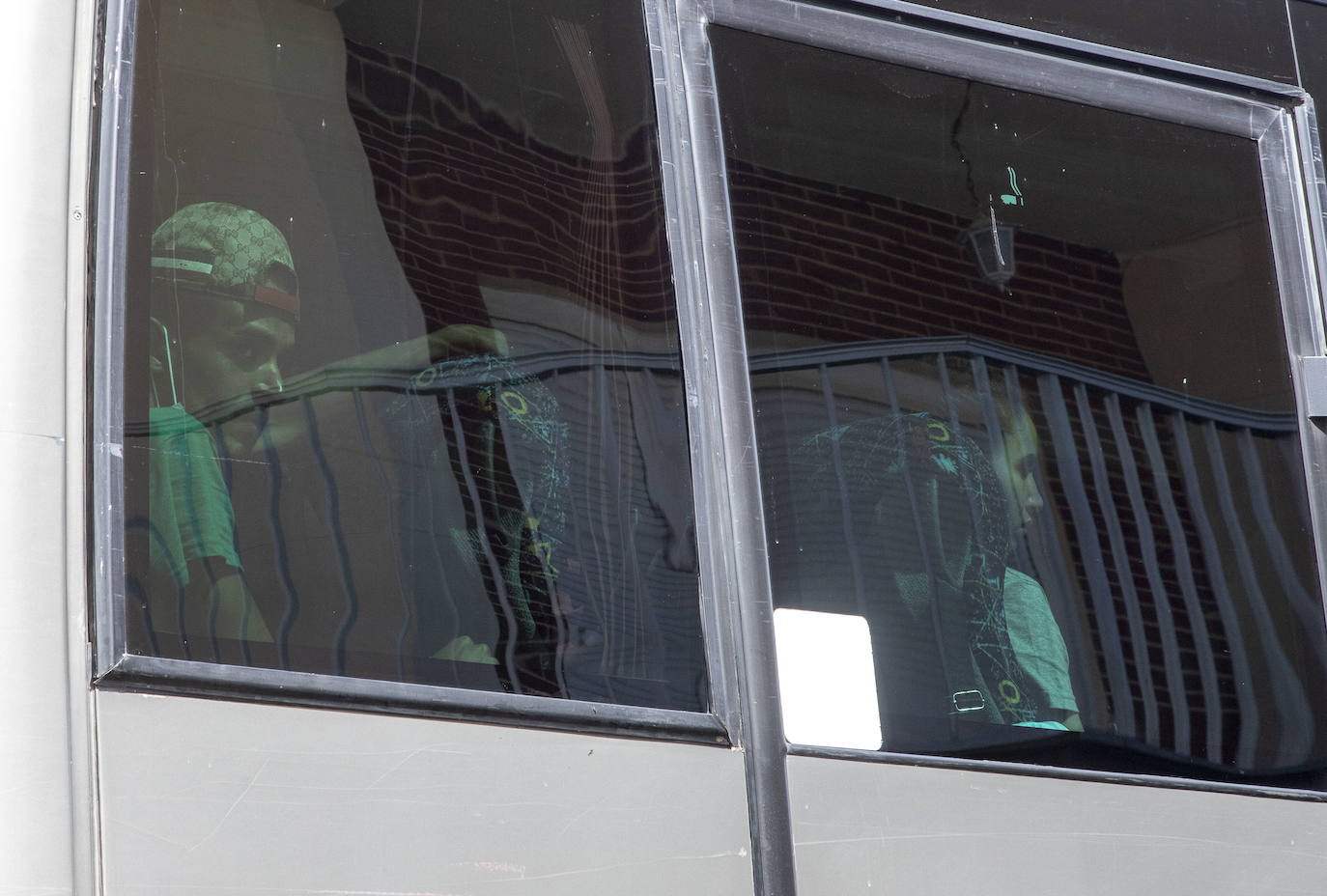 Fotos: Tensión en Los Nietos por llegar argelinos en cuarentena