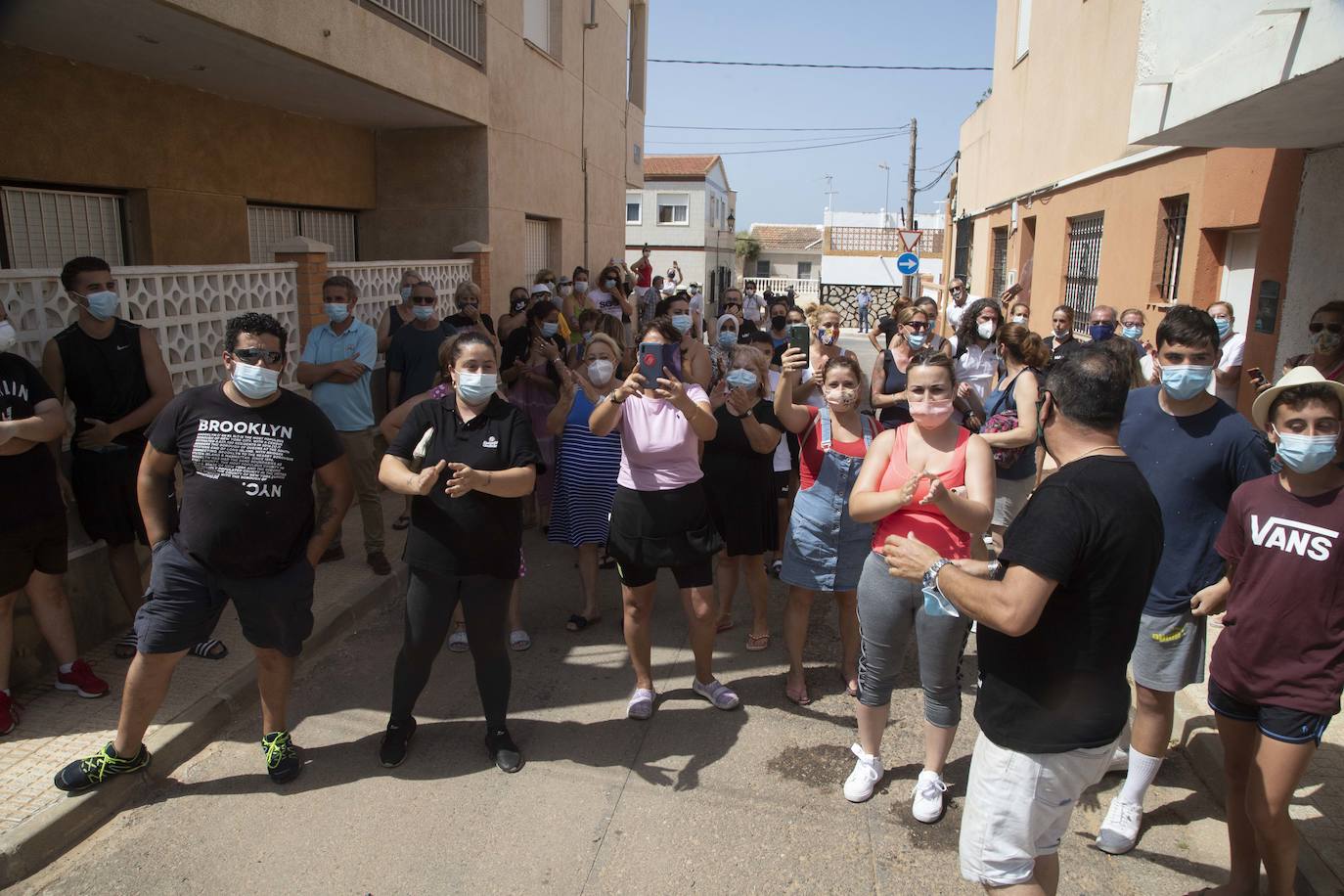 Fotos: Tensión en Los Nietos por llegar argelinos en cuarentena