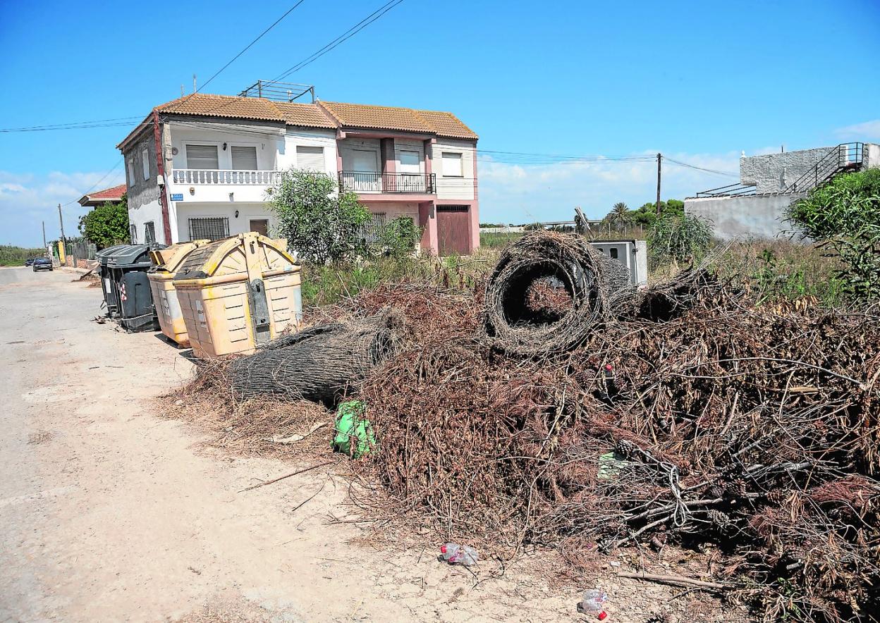 Acumulación de maleza y de otros residuos, ayer en la cuneta de una calle de Bahía Bella. 