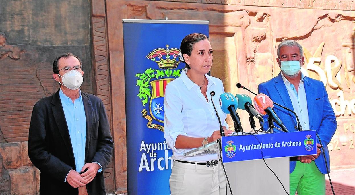 José García, de Agrupal; la alcaldesa Patricia Fernández y el presidente de Fecoam, Santiago Martínez, ayer. 