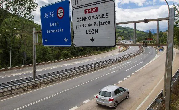 Un vehículo circula por la autopista AP-66 que conecta Asturias con la meseta. El número de desplazamientos por carretera aún no ha alcanzado el registrado en años anteriores 