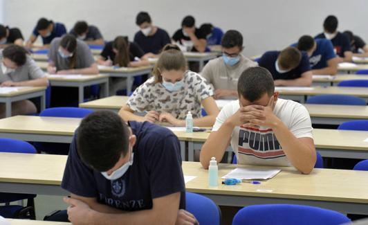 Alumnos durante un examen en Murcia.