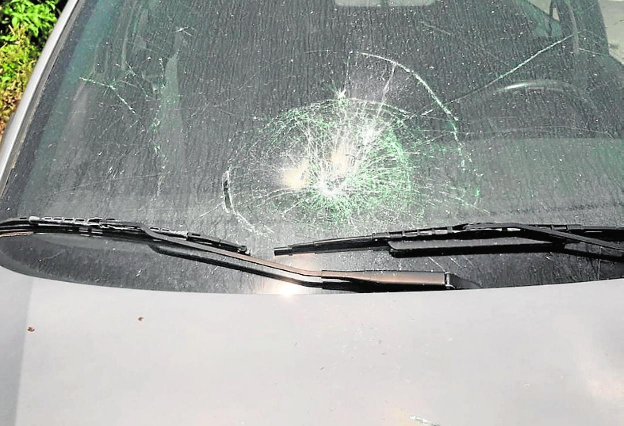 Daños causados en un vehículo, el viernes, en Cabo de Palos. 