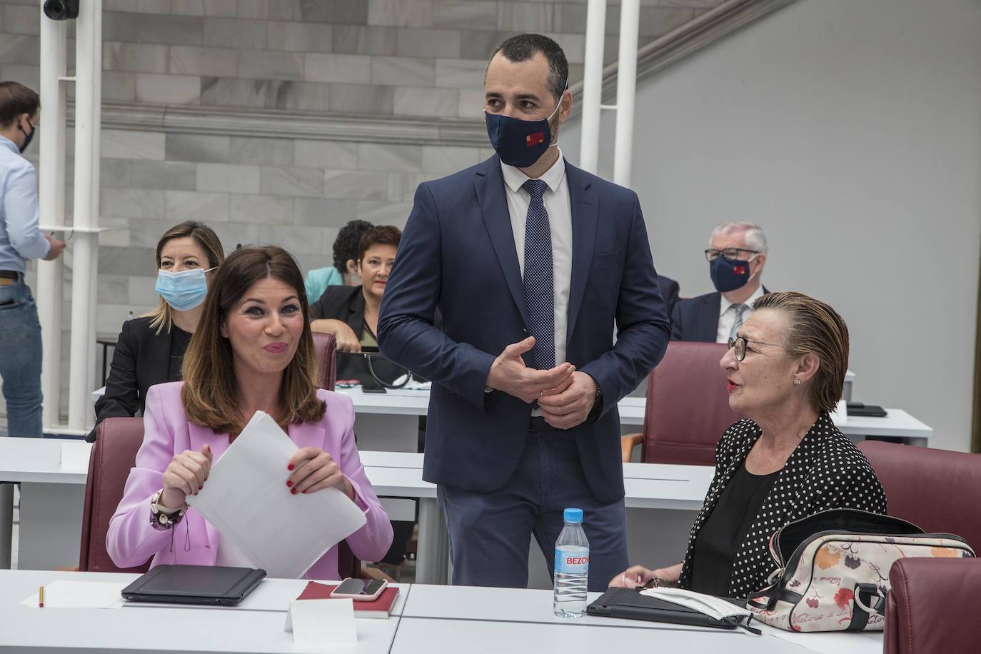 Diputados en el Pleno de la Asamblea Regional.