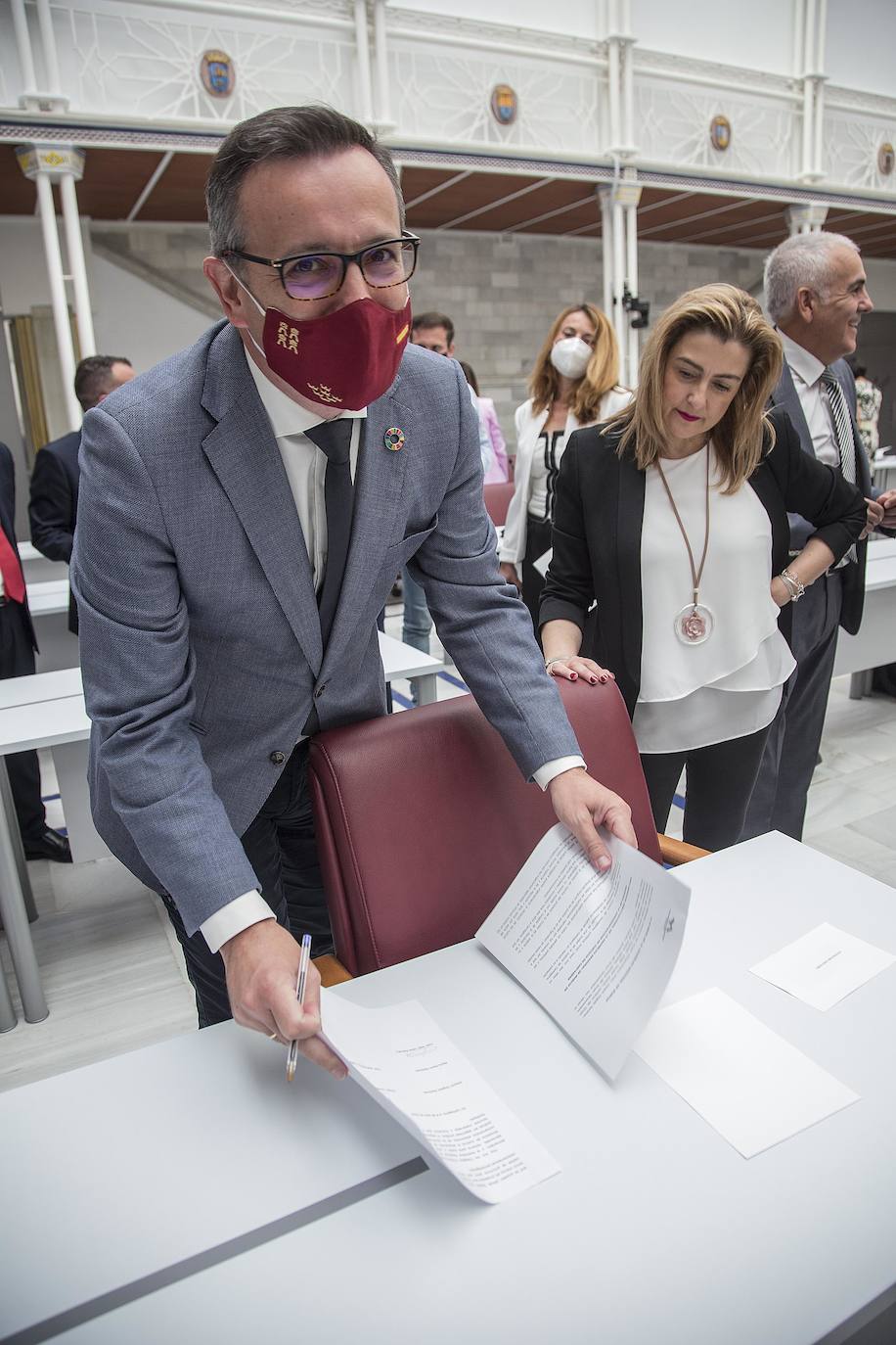 Diputados en el Pleno de la Asamblea Regional.