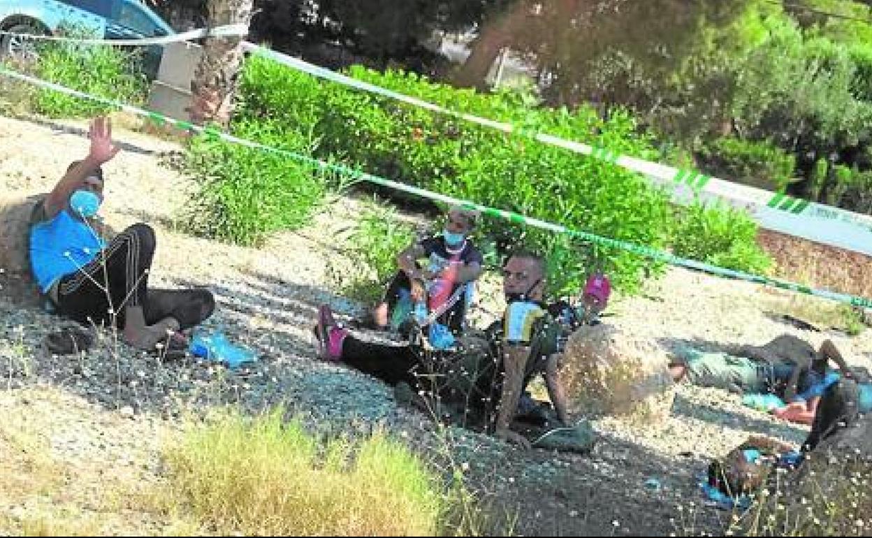 Varios de los inmigrantes localizados por la Guardia Civil nada más desembarcar.