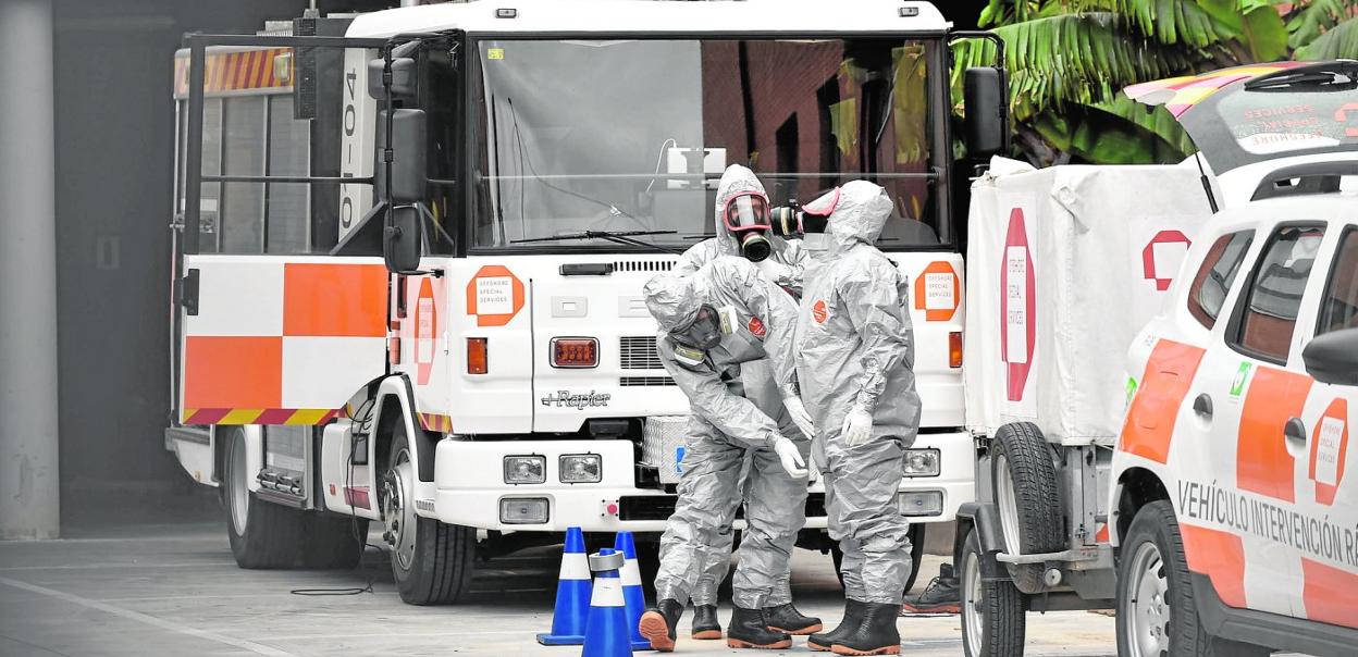 Operarios de la empresa Offshore Special Service, durante las tareas de desinfección de Caser Residencial que tuvieron lugar el pasado 26 de marzo. 