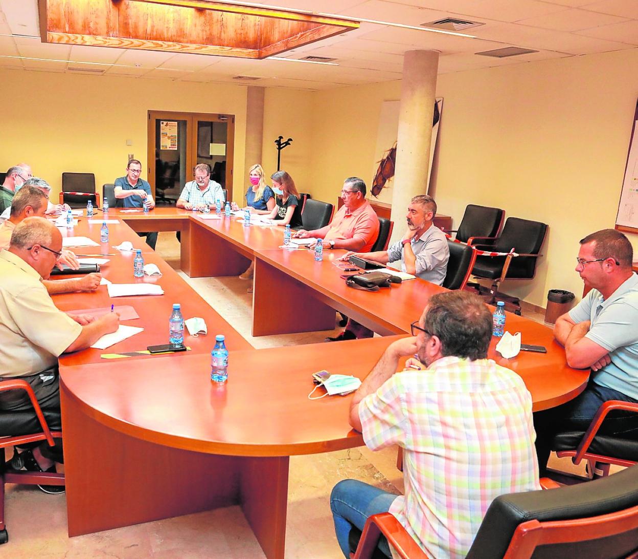 Los concejales de Urbanismo y Ganadería presiden la reunión con el sector ganadero, ayer. 