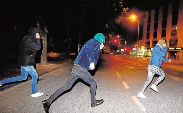 Los tres jóvenes afganos denunciados por violación, en el momento de ser puestos en libertad por la juez de guardia. 