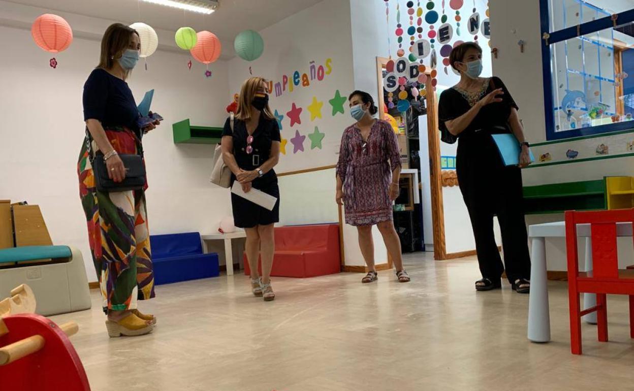 La concejala de Educación y Escuelas Infantiles, Belén López, ha visitado el centro Nuestra Señora de la Fuensanta en Santiago el Mayor.