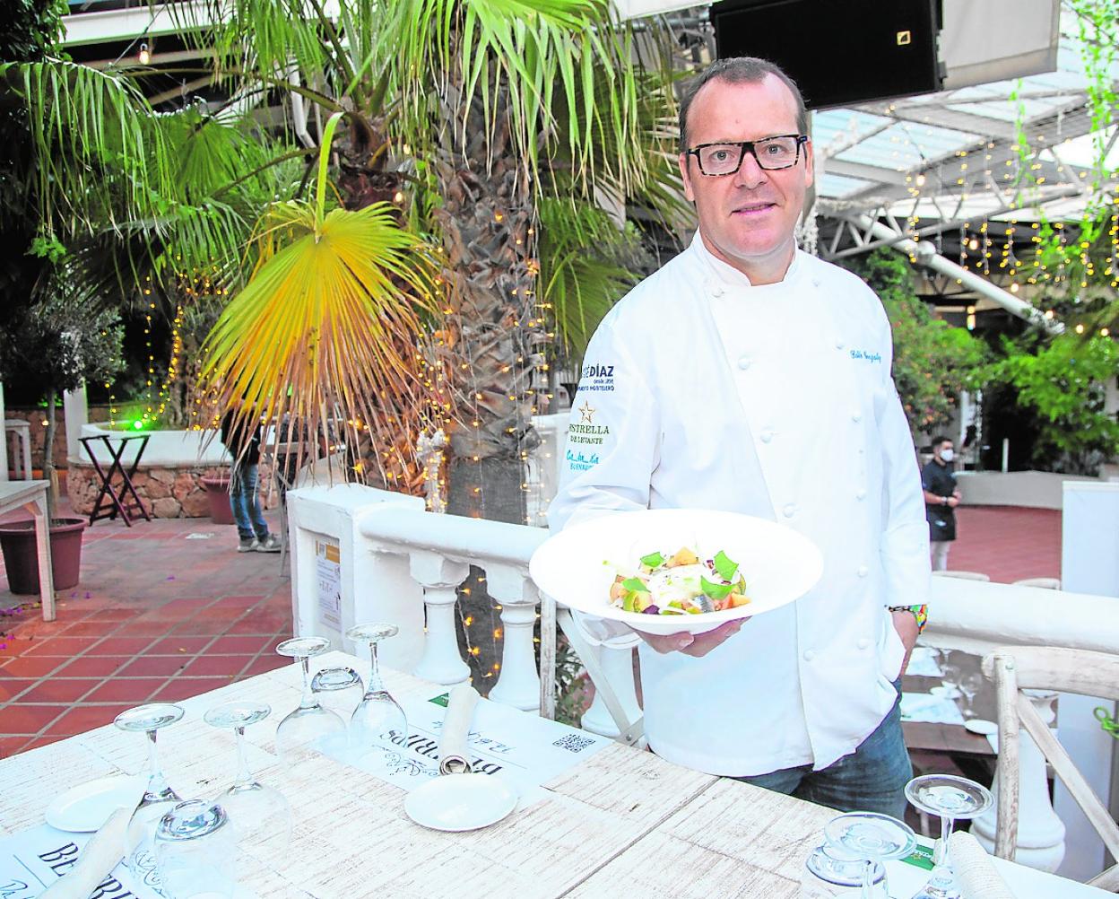 Pablo González Conejero, con uno de los platos que pueden degustarse en Trips. 