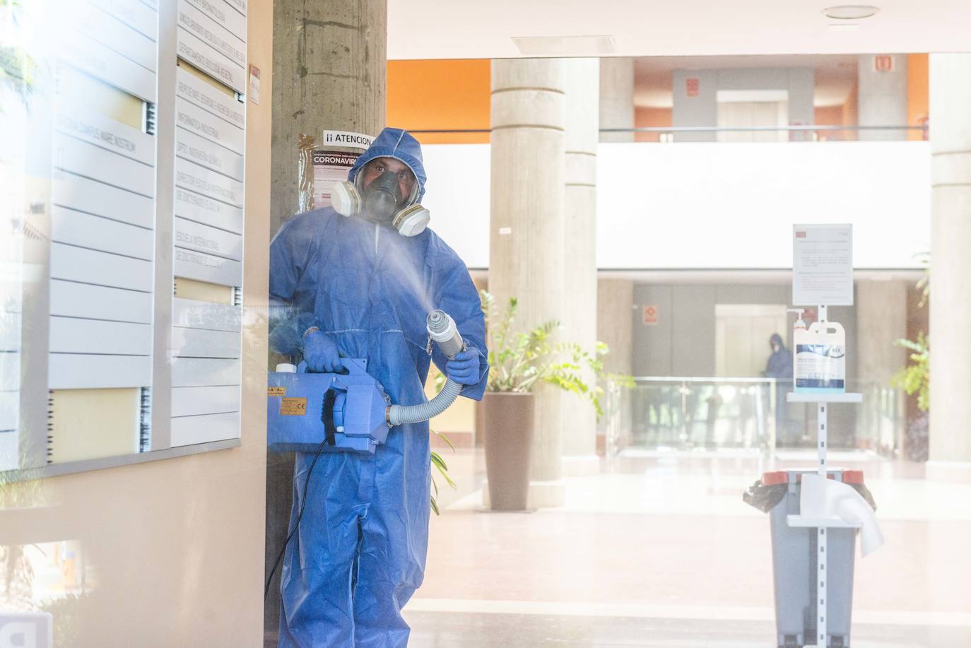 Fotos: La UMU cierra el edificio Rector Soler tras un positivo entre los trabajadores