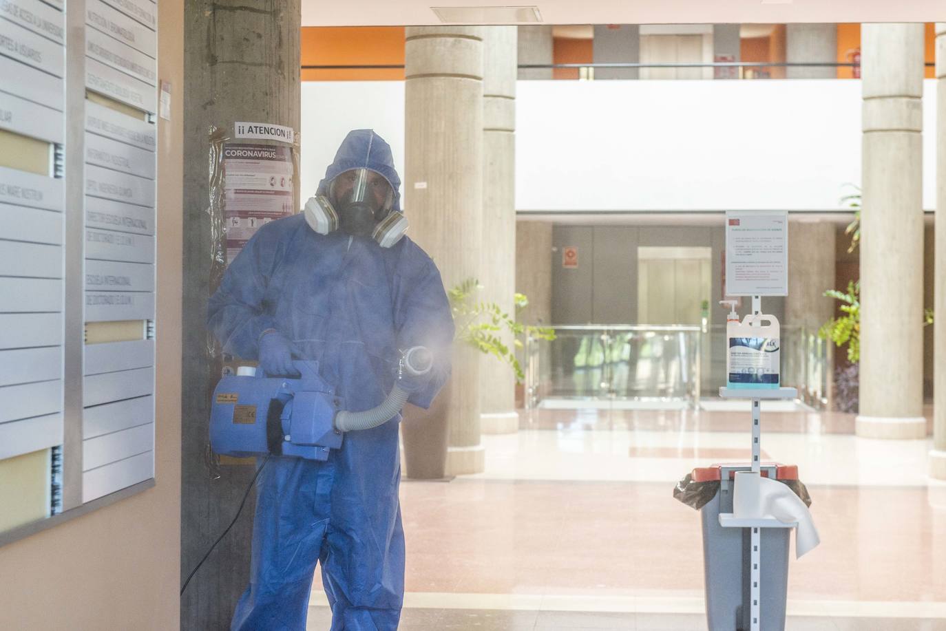 Fotos: La UMU cierra el edificio Rector Soler tras un positivo entre los trabajadores