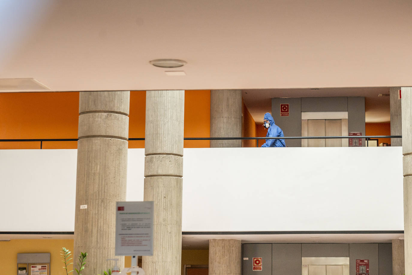 Fotos: La UMU cierra el edificio Rector Soler tras un positivo entre los trabajadores