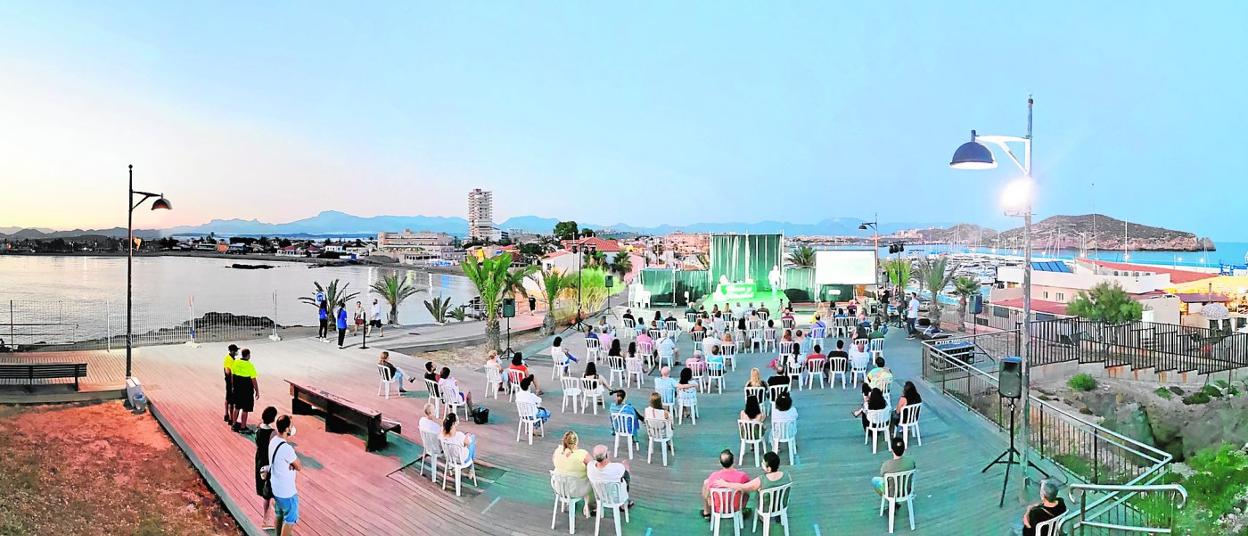 Asistentes a un acto organizado en el Mirador de Bahía, donde tendrá lugar la mayoría de actividades culturales durante este verano. 