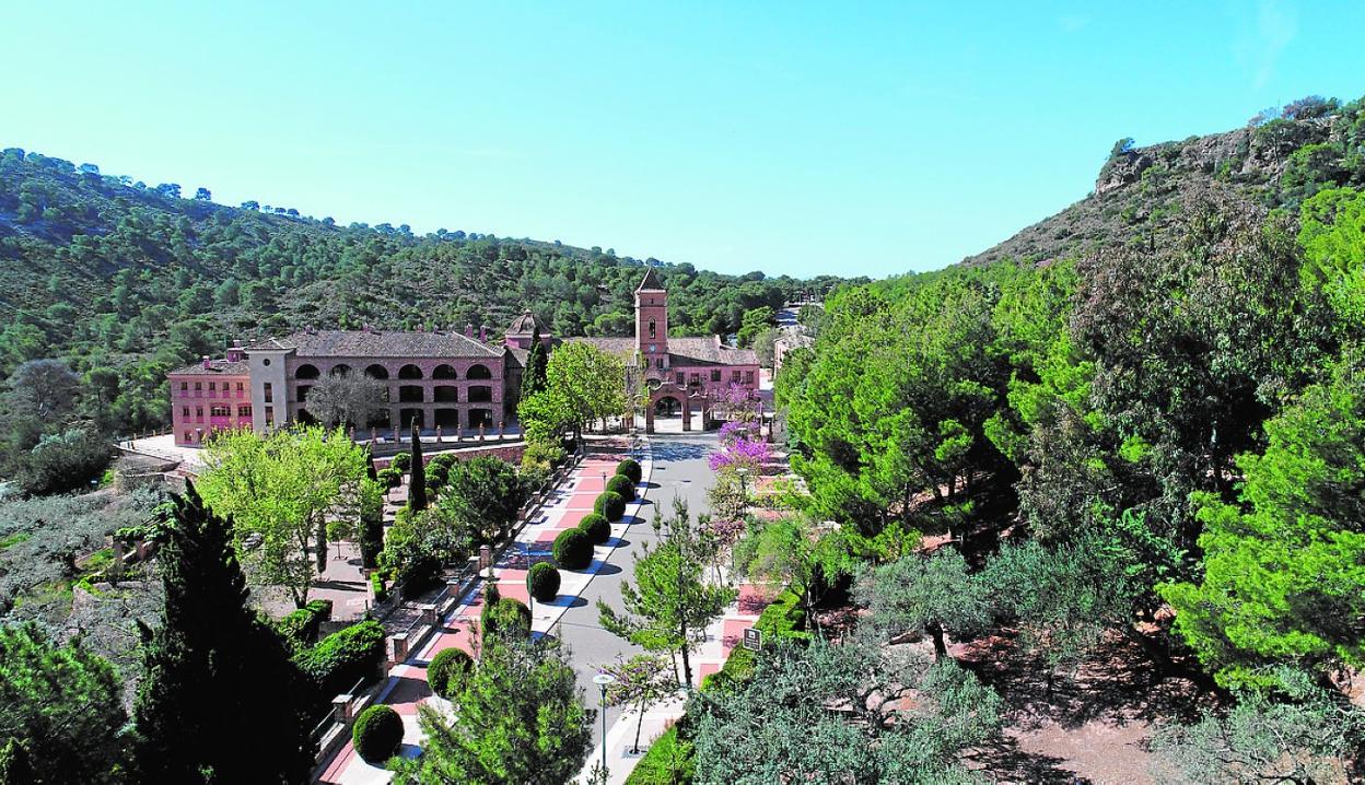 El hotel se ubica junto al santuario de Santa Eulalia de Mérida. 