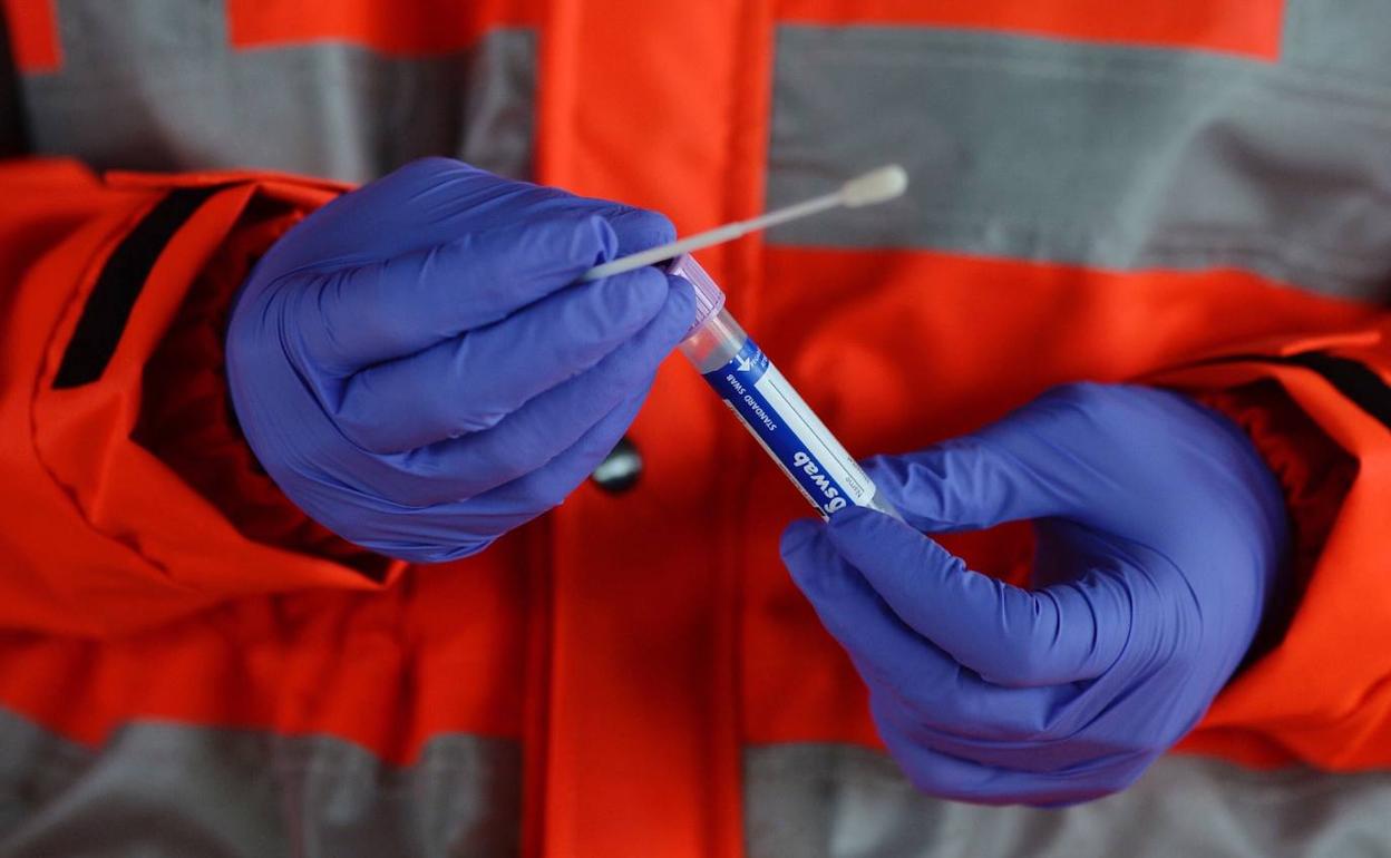 Imagen de archivo de una recogida de muestras biológicas para la realización de pruebas PCR.