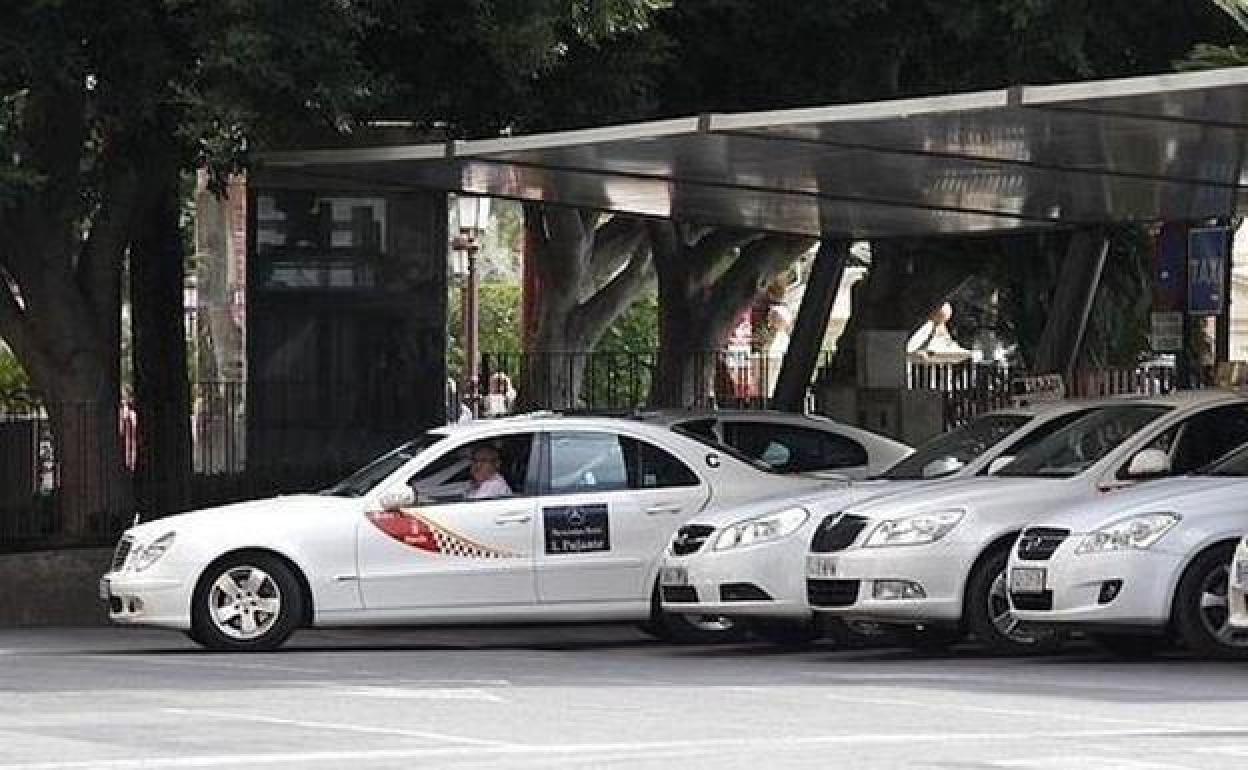 Parada de taxis en el centro de Murcia. 