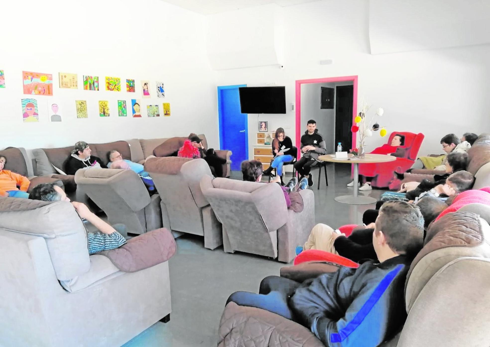 Miembros de la asociación participan en un taller en sus instalaciones. 
