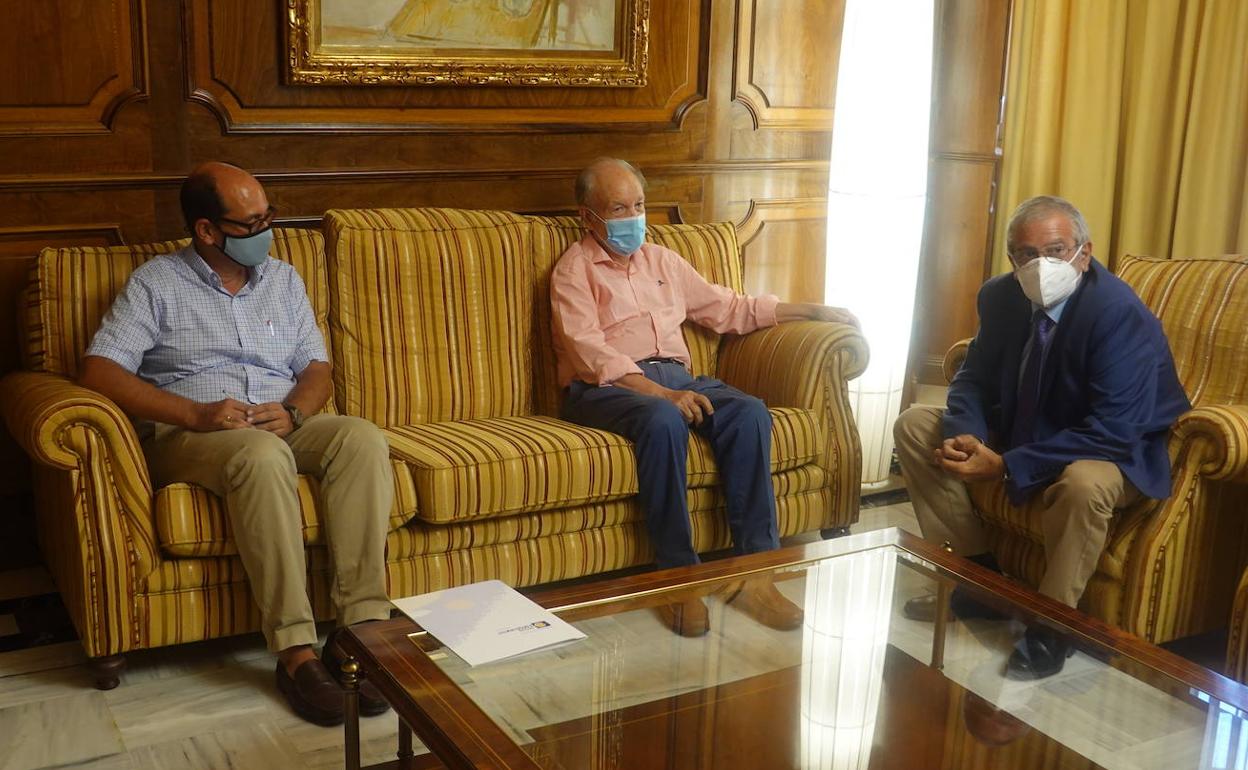 Alberto Castillo (der.), este lunes, durante su encuentro con los dirigentes de Jesús Abandonado.