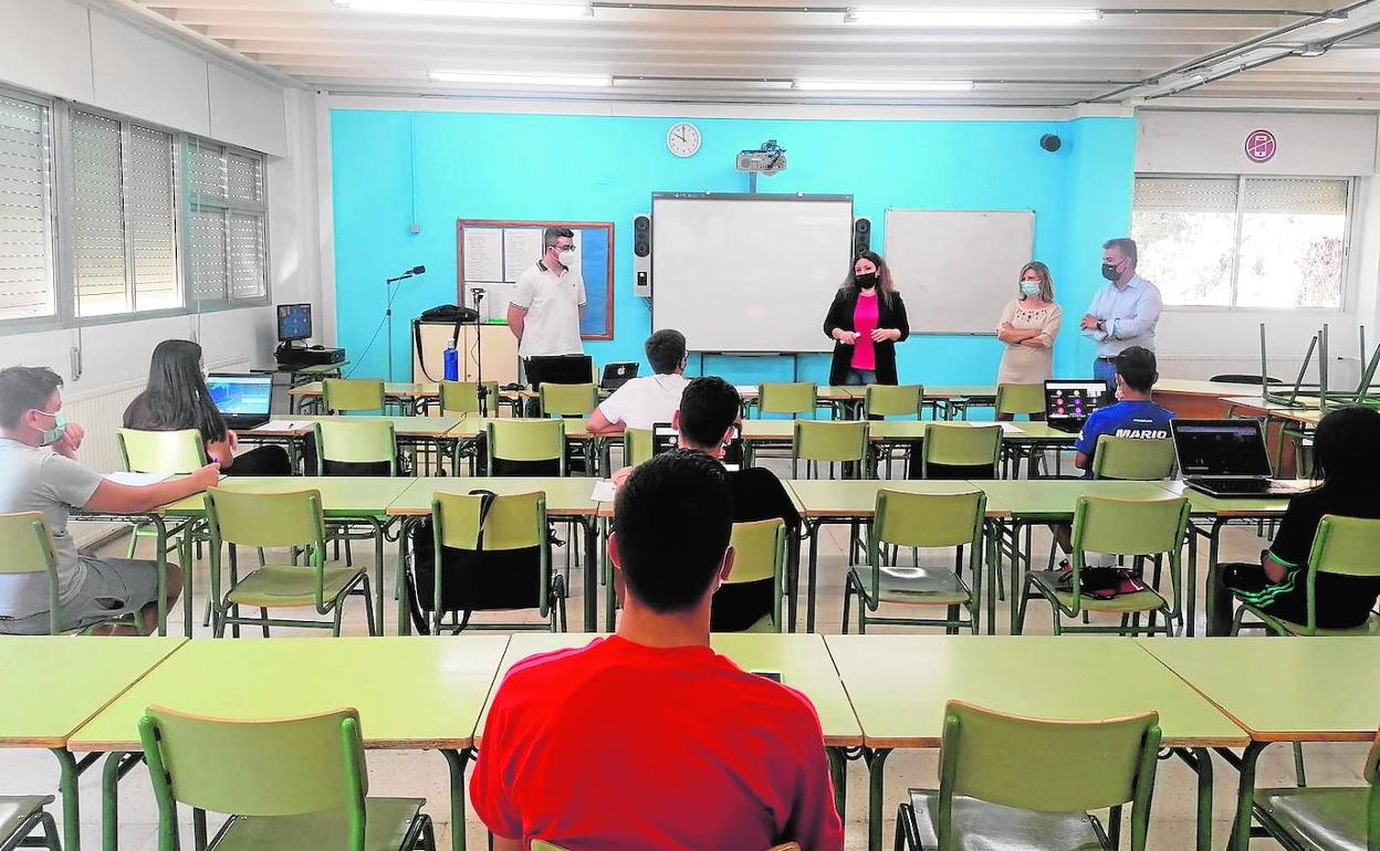 Varios alumnos de uno de los grupos de clases de refuerzo organizadas para el mes de julio en el IES Aljada de Puente Tocinos.