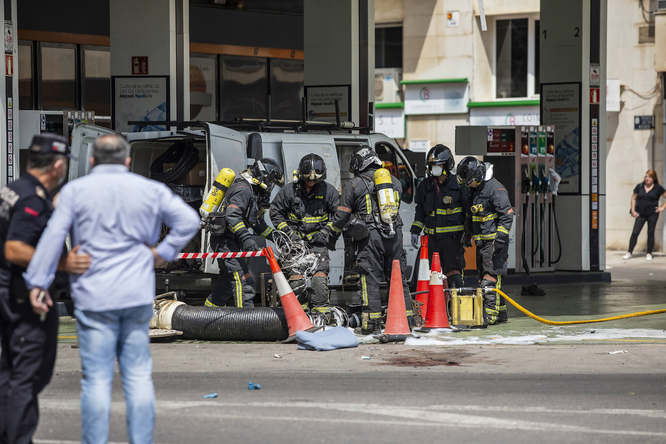 Fotos: Explosión en una gasolinera de Cartagena