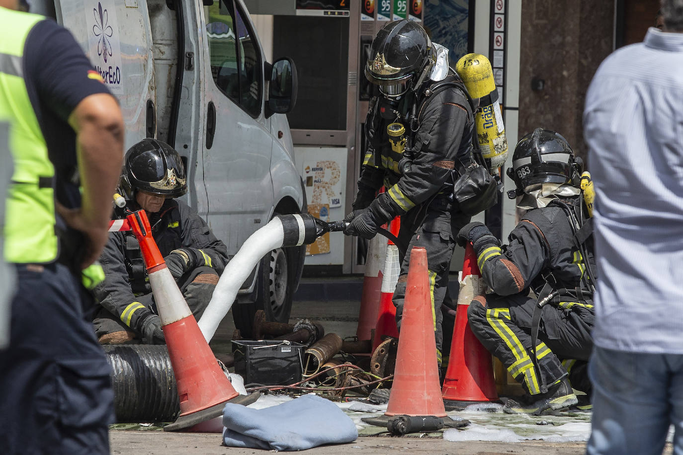 Fotos: Explosión en una gasolinera de Cartagena