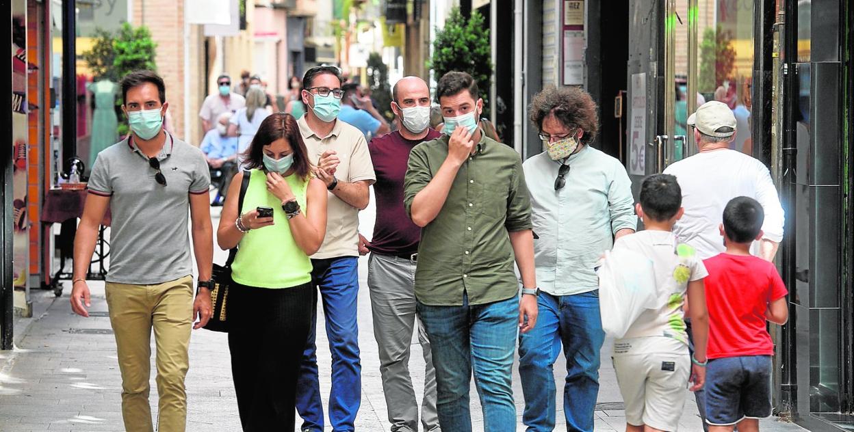 Un grupo de personas con mascarilla, ayer por la mañana en el centro de Murcia. 