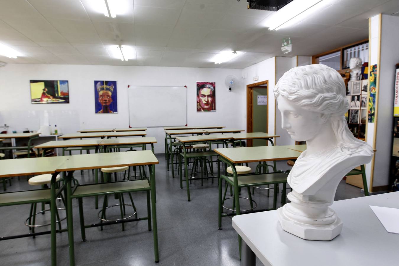 Imagen de archivo de un aula vacía en un instituto de la Región por causa de la pandemia.