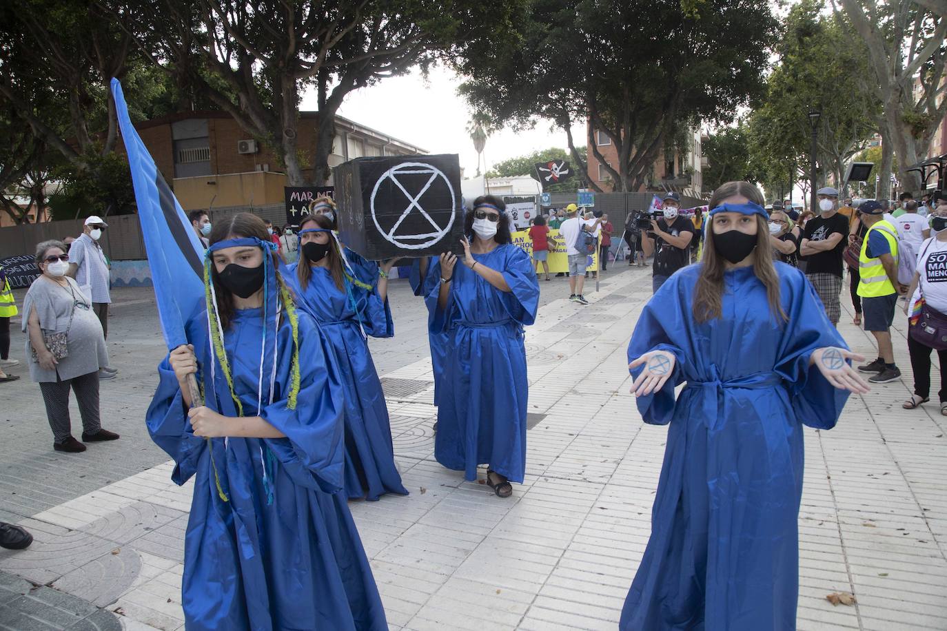 La gente he llevado bandera de color negro con el símbolo de una calavera, cruces negras de funeral, y un ataúd, que simbolizaba la laguna y cubos de fango.