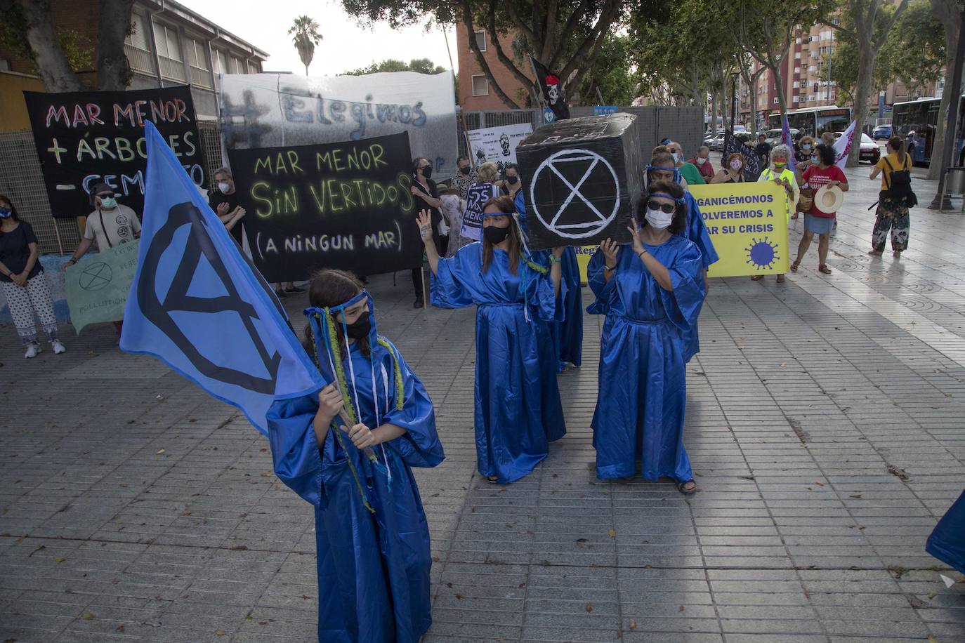 La gente he llevado bandera de color negro con el símbolo de una calavera, cruces negras de funeral, y un ataúd, que simbolizaba la laguna y cubos de fango.