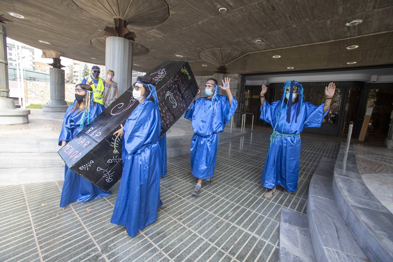 La gente he llevado bandera de color negro con el símbolo de una calavera, cruces negras de funeral, y un ataúd, que simbolizaba la laguna y cubos de fango.