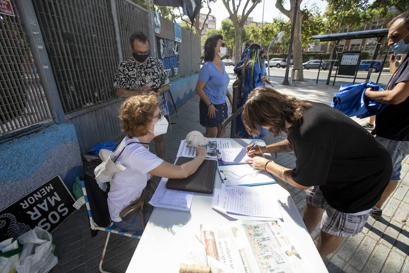 La gente he llevado bandera de color negro con el símbolo de una calavera, cruces negras de funeral, y un ataúd, que simbolizaba la laguna y cubos de fango.