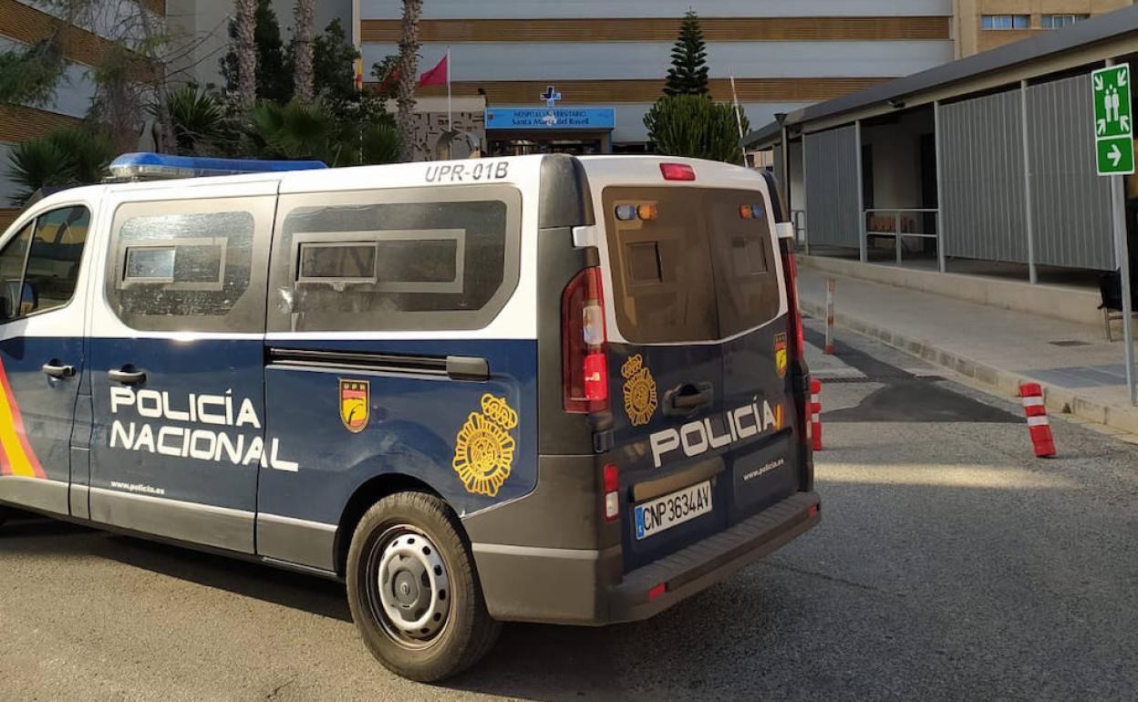 Un furgón policial en el hospital pHospital Santa María del Rosell, en el que supuestamente estaba ingresada la abuela.