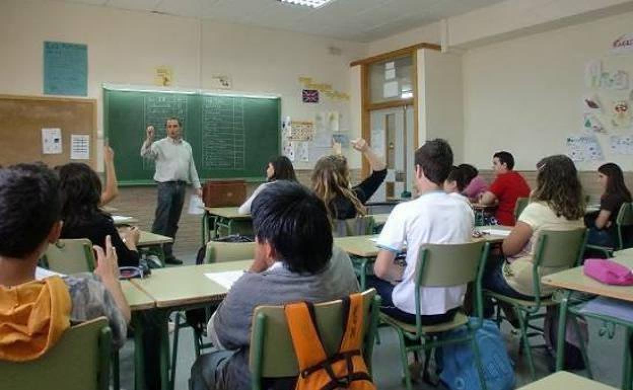Un profesor en un aula, en una foto de archivo.